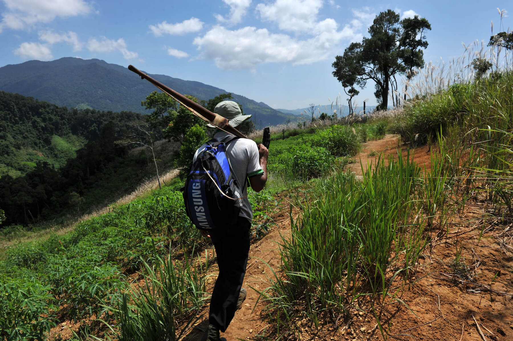 A Raglai in the background of O Kha Mountain